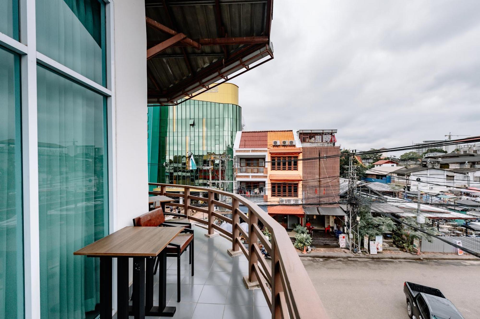 Red B Hostel, Cafe And Bar Vientiane Exterior foto